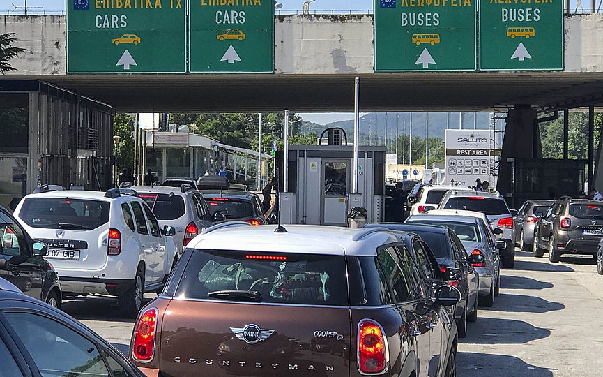 Increased traffic at Promachonas border crossing. (Photo by Eurokinissi)