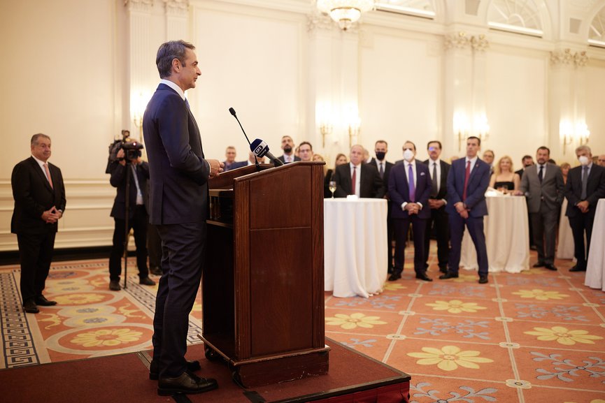 Prime Minister Kyriakos Mitsotakis speaks on Thursday at the event organized by The Hellenic Initiative in New York. (Photo by Eurokinissi/Dimitris Papamitsos)